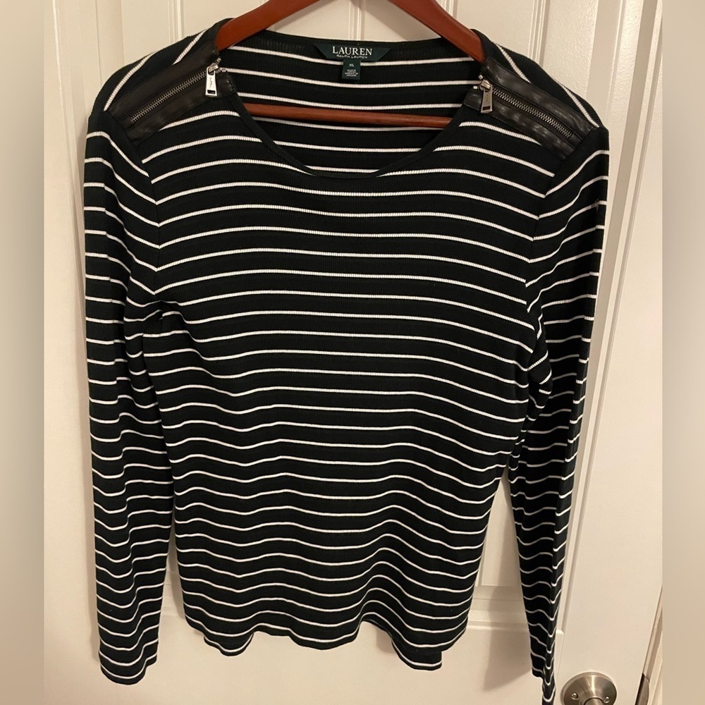 LAUREN‎ RALPH LAUREN BLACK AND CREAM STRIPPED PULLOVER WITH ZIPPER ON SHOULDER